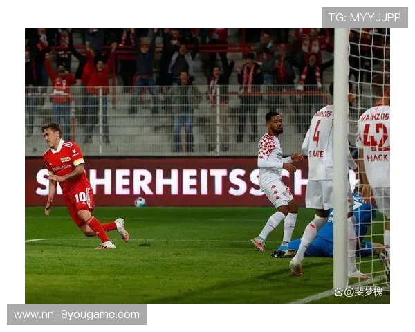 利物浦右路突破拉开防线